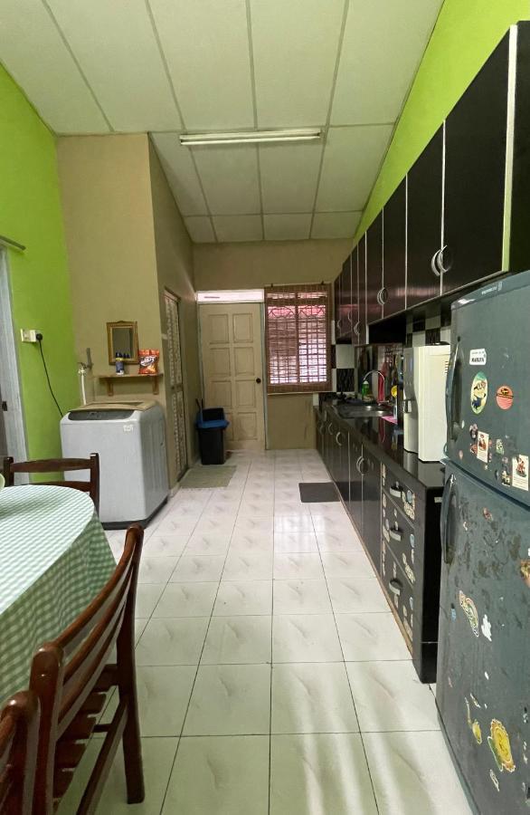 Homestaymuslim Di Телук-Интан Экстерьер фото