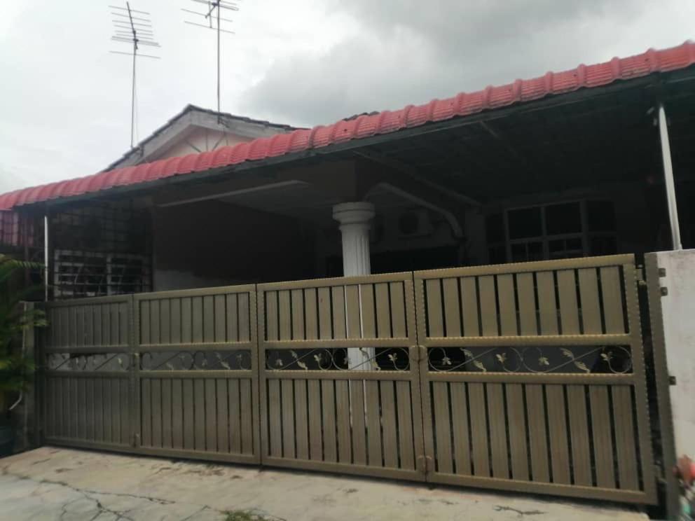 Homestaymuslim Di Телук-Интан Экстерьер фото