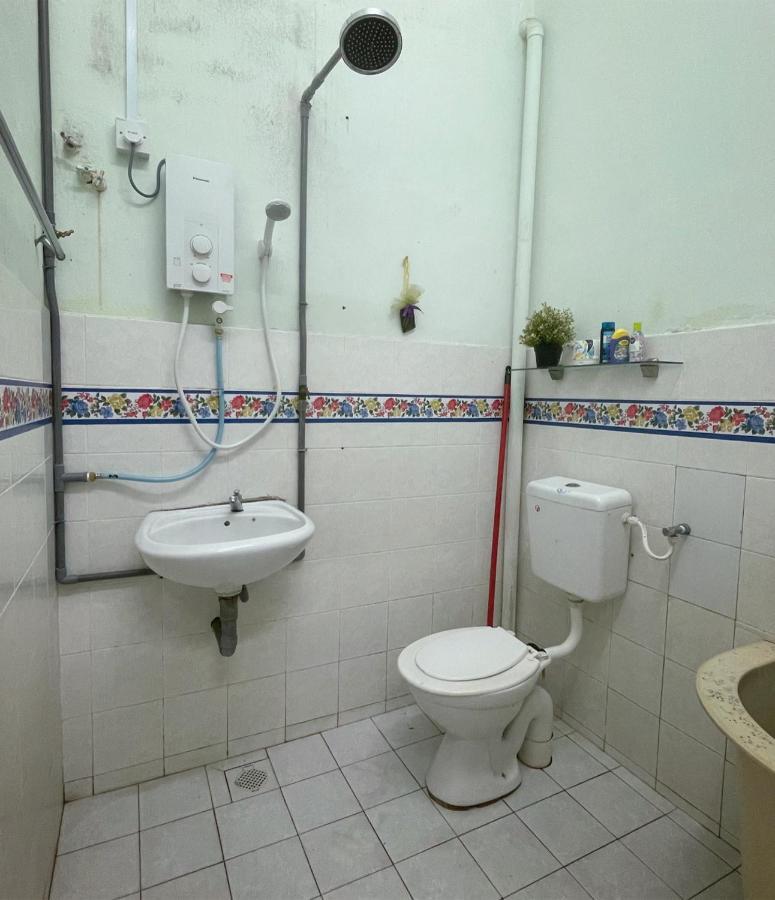 Homestaymuslim Di Телук-Интан Экстерьер фото